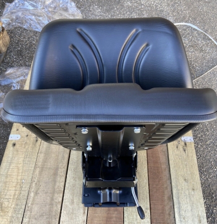 Schleppersitz für schrägen Aufbau, Sitzfläche klappbar, PVC